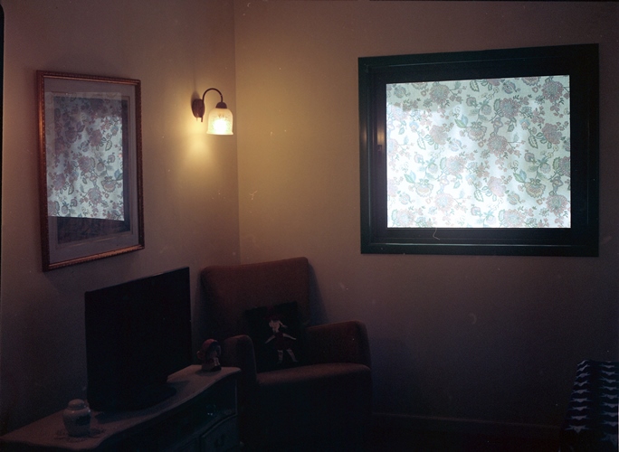 עומר מסינגר, מחבואים, 2018. הדפסה צילומית על קופסאת אור